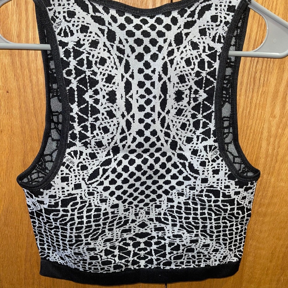 brand new work out top!! still has tags!